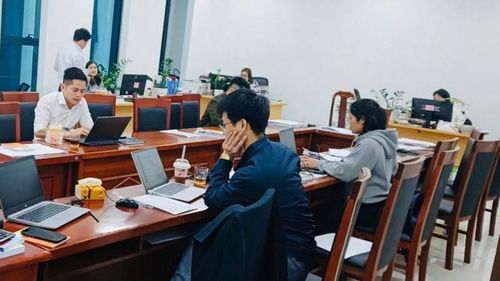 Dù không làm việc tại các tổ bầu cử, nhưng cán bộ, công chức Sở Nội vụ - cơ quan Thường trực Ủy ban Bầu cử tỉnh luôn túc trực 24/24 giờ cập nhật thông tin, số liệu từ các điểm bầu cử trên địa bàn tỉnh gửi về, kịp thời xử lý để ngày bầu cử diễn ra thành công.