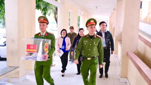 Tổ bầu cử đem hòm phiếu phụ đến Bệnh viện Đa khoa tỉnh phục vụ cho các cử tri là bệnh nhân đang điều trị tại bệnh viện.