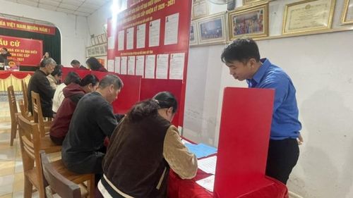 Tại các điểm bỏ phiếu, đoàn viên thanh niên hướng dẫn cử tri cách thực hiện phiếu bầu.