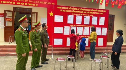 Lực lượng công an làm nhiệm vụ tại điểm bỏ phiếu, góp phần bảo đảm an ninh, trật tự để cử tri yên tâm thực hiện quyền bầu cử.