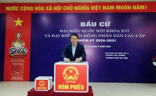 Bộ trưởng Lương Tam Quang thực hiện quyền và nghĩa vụ công dân tại khu vực bỏ phiếu