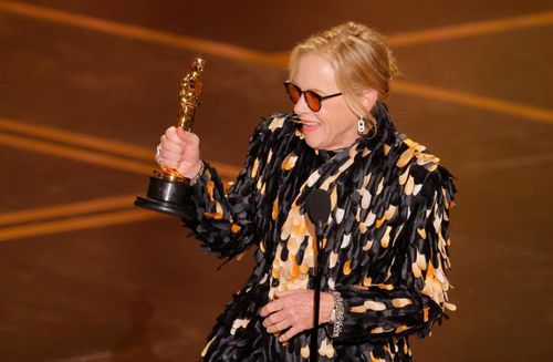 Amy Madigan lên sân khấu nhận giải.