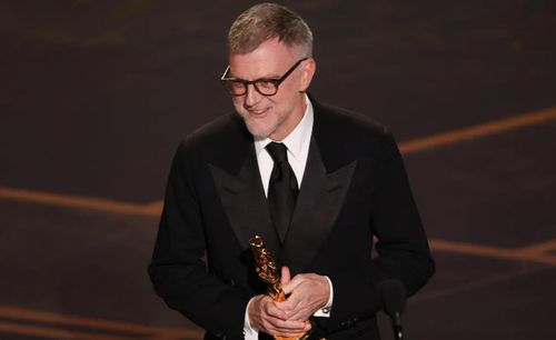 Đạo diễn Paul Thomas Anderson lên nhận giải.