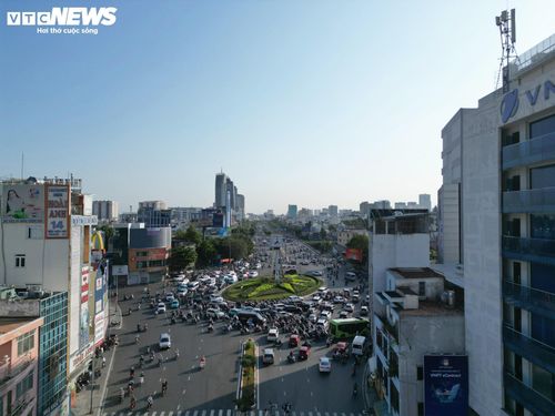 Vòng xoay Điện Biên Phủ là nút giao của các tuyến đường Điện Biên Phủ - Hoàng Sa - Nguyễn Bỉnh Khiêm, đóng vai trò kết nối cửa ngõ phía Đông với khu trung tâm TP.HCM. Ở giữa vòng xoay là tháp đồng hồ công cộng bốn mặt, cao khoảng 16 m, từ lâu đã trở thành biểu tượng quen thuộc đối với người dân thành phố.