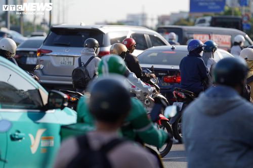 Nguyên nhân được xác định là dù vòng xoay có diện tích khá lớn, nhưng phần mặt đường dành cho xe lưu thông lại hạn chế. Trong khi đó, lưu lượng phương tiện trên trục Điện Biên Phủ theo hướng từ cầu vượt Hàng Xanh đổ vào vòng xoay rồi rẽ trái sang đường Nguyễn Bỉnh Khiêm rất đông.