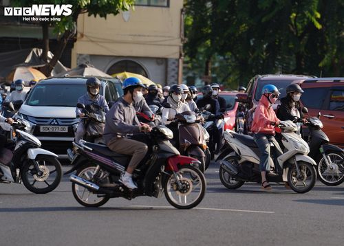 Ngoài ra, các đơn vị cũng tính đến phương án lắp đặt biển báo hướng dẫn từ xa nhằm phân luồng phương tiện đi vào các tuyến đường trung tâm như Nguyễn Thị Minh Khai hoặc Lê Duẩn theo lộ trình khác, giảm áp lực giao thông cho khu vực vòng xoay.