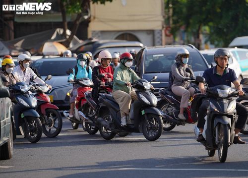 Liên quan đến tình trạng ùn tắc giao thông tại vòng xoay Điện Biên Phủ, sở Xây dựng phối hợp với Phòng CSGT Công an TP.HCM triển khai một số giải pháp tạm thời, như mở thêm hướng rẽ tại giao lộ Nguyễn Cửu Vân nhằm giảm tốc độ dòng xe từ cầu vượt Hàng Xanh đổ vào vòng xoay.