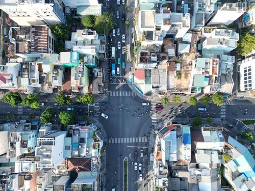 Trước đó, TP.HCM từng nghiên cứu phương án lắp đèn tín hiệu giao thông tại khu vực này. Tuy nhiên, việc bố trí vạch dừng phù hợp gặp nhiều khó khăn, bởi nếu tổ chức giao thông không hợp lý, dòng xe có thể dồn ứ ngay trên cầu Điện Biên Phủ, tiềm ẩn nguy cơ mất an toàn giao thông.
