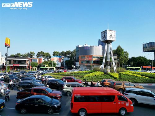 Theo ghi nhận của phóng viên Báo điện tử VTC News vào sáng đầu tuần, lượng phương tiện từ đường Điện Biên Phủ đổ về vòng xoay rất đông, khiến tình trạng ùn ứ giao thông diễn ra thường xuyên, đặc biệt vào các khung giờ cao điểm.