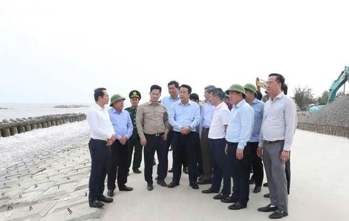 Ông Nguyễn Thanh Bình - Chủ tịch UBND tỉnh và Đoàn công tác kiểm tra tuyến đê, kè Hải Thịnh.