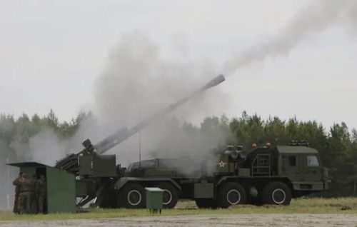Trong điều kiện đối phương sử dụng radar phản pháo và thiết bị bay không người lái để xác định vị trí bắn trong thời gian ngắn, pháo binh phải thực hiện chiến thuật bắn rồi cơ động ngay lập tức. Một hệ thống pháo bánh lốp có thể tự triển khai và rời vị trí nhanh sẽ có lợi thế rõ rệt.
