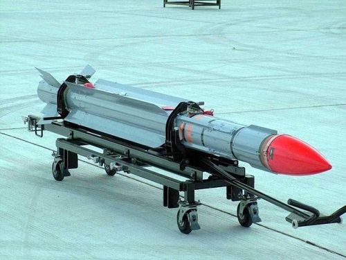 Nhưng so với việc dùng tên lửa, phương án này sẽ buộc phi công lái tiêm kích phải áp sát mục tiêu, do vậy tạo nguy cơ lớn nếu không thoát ly kịp thời khi chiếc UAV phát nổ.
