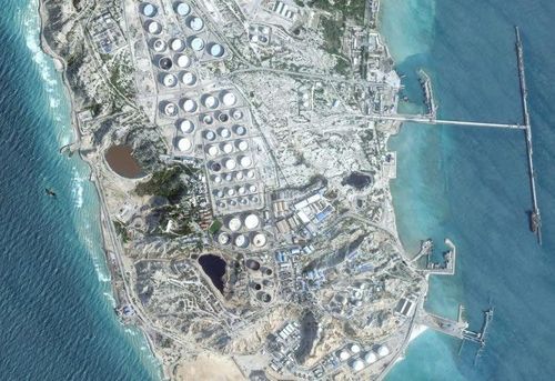 Ảnh chụp vệ tinh cơ sở năng lượng của Iran ở đảo Kharg. Ảnh: Reuters.