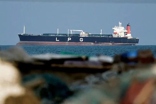 Một tàu chở dầu neo tại Oman trong bối cảnh tuyến lưu thông qua Eo biển Hormuz chứa nhiều rủi ro. Ảnh: Reuters.