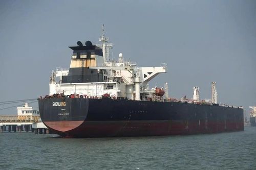 Tàu Shenlong Suezmax cập cảng Mumbai (Ấn Độ) vào ngày 12/6 sau khi được thông qua Eo biển Hormuz. Ảnh: Reuters.