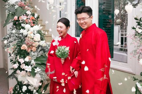  Đám cưới xa hoa của cặp đôi Ruby Nguyễn - Phan Hoàng diễn ra hồi cuối năm ngoái. Ở lễ tân hôn, cả hai diện áo dài truyền thống màu đỏ. Đỏ vốn là màu sắc tượng trưng cho may mắn trong văn hóa Á Đông, thường được ứng dụng trong các dịp như đám cưới, đám hỏi hoặc Tết Nguyên đán. Trong lễ cưới tại trung tâm tổ chức sự kiện, cô dâu Ruby Nguyễn diện váy ren cao cổ phồng lớn. Chất liệu ren cổ điển vốn quen thuộc với thời trang cưới, được nhiều cô dâu ứng dụng trong ngày trọng đại. 
