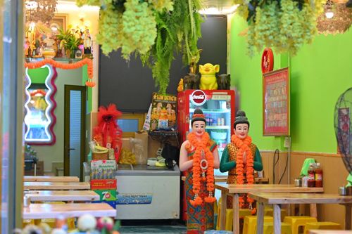 Không gian bên trong vẫn giữ nguyên phong cách Thái Lan.