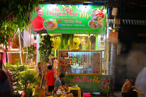 Mặt tiền quán sau khi chuyển sang bán hủ tiếu thuyền. Buổi tối, bàn ghế nhựa ngồi lại được bày thêm phía trước.