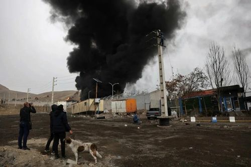  Tehran bị bao phủ bởi khói đen dày đặc sau khi một nhà máy lọc dầu bị tấn công. Ảnh: Reuters.
