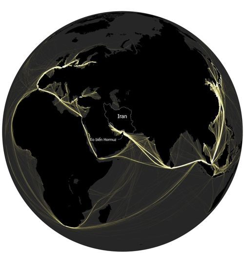 Eo biển Hormuz là một trong những điểm nghẽn vận tải biển quan trọng nhất thế giới, kết nối vùng Vịnh Ba Tư giàu dầu mỏ với thế giới. Trong ảnh là đường đi tàu chở dầu toàn cầu trong một tuần tháng 1. Đồ họa: CNN. 