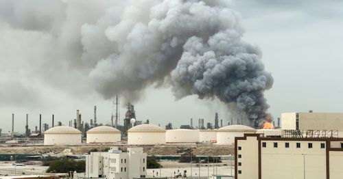  Khói bốc lên sau vụ tấn công vào cơ sở lọc dầu Bapco trên đảo Sitra, Bahrain, vào ngày 9/3. Ảnh: Reuters. 
