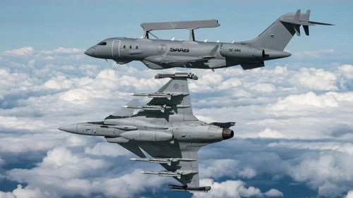 "Mắt thần" GlobalEye (trên) và máy bay chiến đấu Gripen của tập đoàn Saab. Ảnh: Saab.