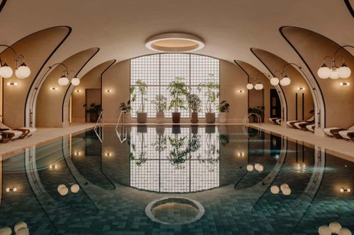  Điểm nhấn lớn nhất của khách sạn nằm dưới tầng hầm, nơi khu spa rộng 2.300 m² được thiết kế như trung tâm của toàn bộ trải nghiệm. Không gian này có hồ bơi với ánh sáng điều chỉnh theo nhịp sinh học, bồn tắm magie, phòng xông hơi Phần Lan, phòng tắm hơi và bể ngâm lạnh. Phòng tập rộng 325 m² có thể phục vụ tới 50 người cùng lúc với các thiết bị công nghệ cao, bao gồm xe đạp AI cho các bài tập tim mạch cường độ cao. 