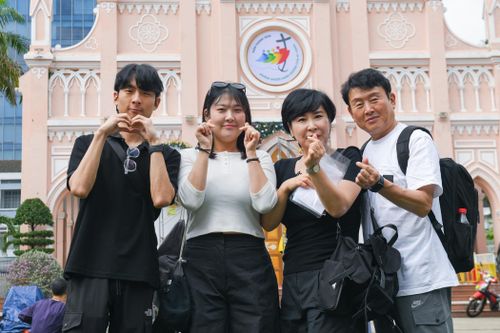 Du khách Jang Hyun Woo (trái) cùng gia đình du lịch Đà Nẵng vào tháng 12/2024. Ảnh: Linh Huỳnh