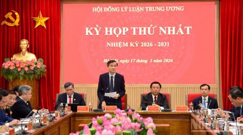  Phó Giáo sư, Tiến sĩ Đoàn Minh Huấn, Ủy viên Bộ Chính trị, Giám đốc Học viện Chính trị quốc gia Hồ Chí Minh, Phó Chủ tịch thường trực Hội đồng Lý luận Trung ương phát biểu tại kỳ họp. (Ảnh: PHẠM CƯỜNG) 