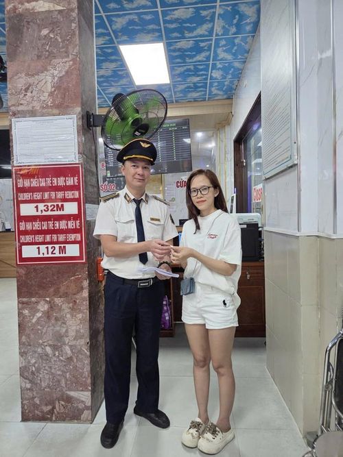Trưởng tàu Dương Văn Toản bàn giao chiếc nhẫn rơi trên tàu cho hành khách.