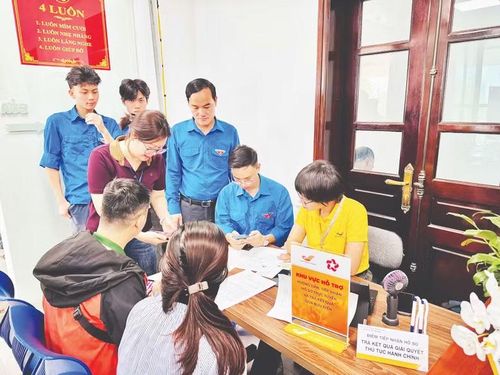 Đoàn viên phường Hòa Bình, tỉnh Phú Thọ hỗ trợ người dân thực hiện dịch vụ công trực tuyến.