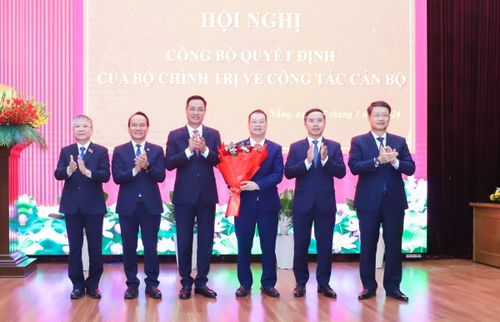 Ban Thường vụ Thành ủy Đà Nẵng tặng hoa chúc mừng đồng chí Nguyễn Mạnh Hùng