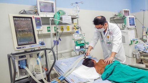  Bác sĩ CKII Trần Long Quân, Trưởng khoa Nhi cấp cứu Hồi sức tích cực và chống độc, Bệnh viện Phụ sản - Nhi Đà Nẵng, khám cho bệnh nhi H.Q.N. (trú xã Phước Năng, TP Đà Nẵng). ẢNH: XUÂN QUỲNH 