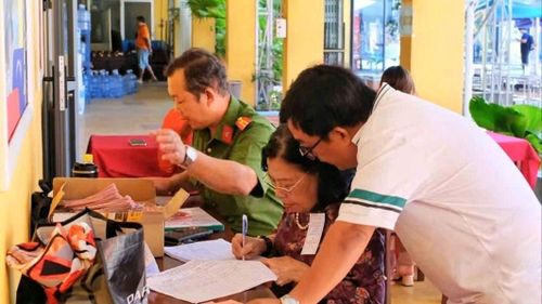 Bà Trần Thị Ngọc Thu, Bí thư Chi bộ, Trưởng khu phố 19, phường Bến Thành tham gia công tác rà soát cử tri, phục vụ bầu cử. Ảnh: MẠNH THẮNG