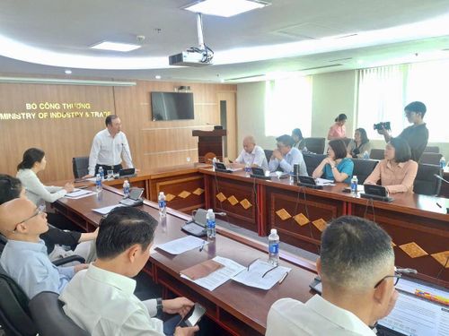 Ông Phan Văn Chinh, Phó Cục trưởng Cục Quản lý và phát triển thị trường trong nước (Bộ Công thương) kết luận buổi làm việc, trưa 17-3