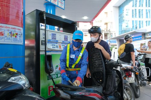 Khách đổ xăng sinh học E10 tại cửa hàng PVOIL