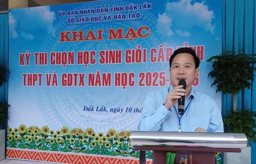 Ông Lưu Tiến Quang - Phó Giám đốc Sở GD&amp;ĐT Đắk Lắk khai mạc Kỳ thi tại hội đồng thi Trường THPT Buôn Ma Thuột. (Ảnh: TT)