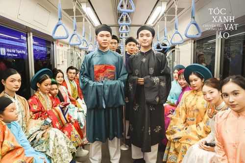 Đoàn Việt phục trên chuyến tàu Metro số 1. Ảnh: TXVA.