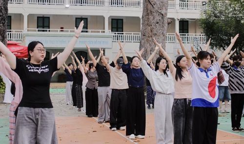 Người trẻ tập luyện cho ngày đồng diễn Ngày hội Văn hóa - Việt phục lần thứ VI. Ảnh: TXVA.