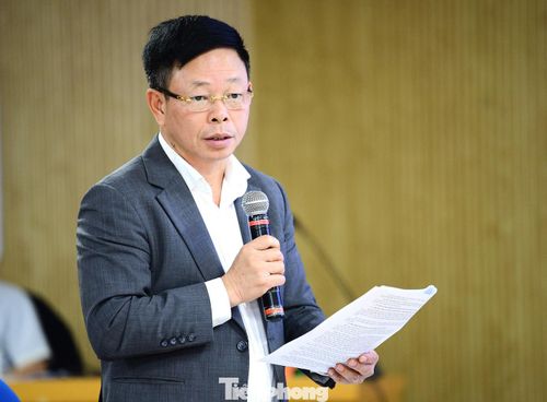 Nhà báo Phùng Công Sưởng - Tổng Biên tập báo Tiền Phong chia sẻ tại buổi họp.