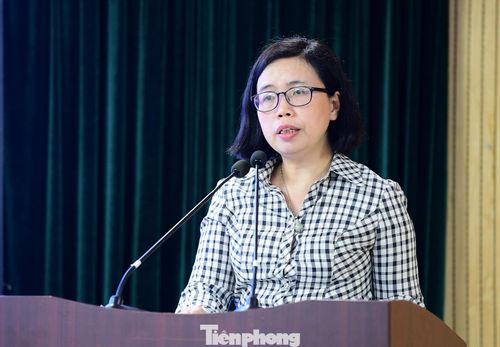 Phó Tổng Biên tập báo Tiền Phong Trần Thị Thu Hà báo cáo tại cuộc họp.