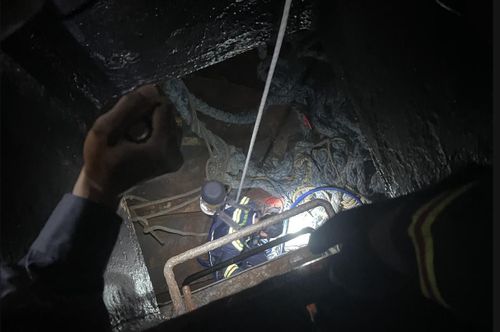 Khu vực bị ngập nước, môi trường thiếu oxy, gây nhiều khó khăn cho lực lượng cứu hộ.