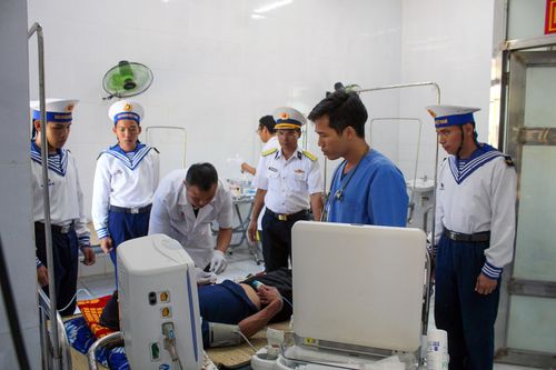 Các bác sĩ chăm sóc y tế cho bệnh nhân. Ảnh: Thành Vũ