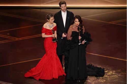 Maggie Kang, Chris Appelhans và Michelle L.M. Wong trong lễ trao giải Oscar lần thứ 98 - Ảnh: Robert Gauthier/Thời báo Los Angeles