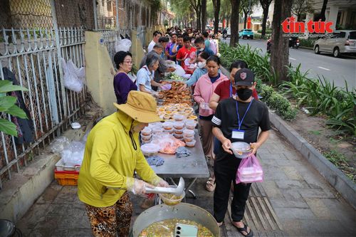 Chị Tưởng luôn đảm nhận việc múc canh chua cho người nhận cơm.