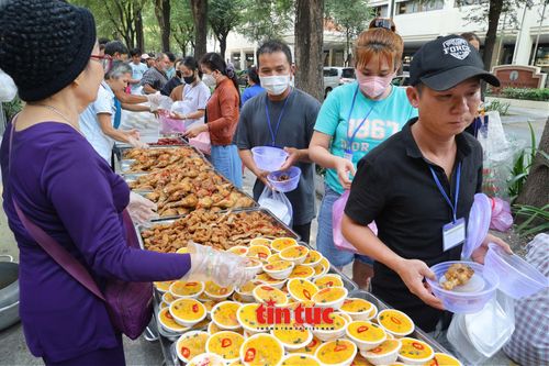 Mỗi suất cơm không chỉ giúp no lòng mà còn mang theo sự sẻ chia và động viên tinh thần cho các người bệnh và người thân.