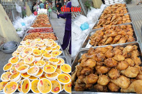 Các món mặn được bày sẵn, người nhận tự chọn phần ăn theo khẩu vị của mình.