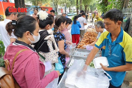 Suốt nhiều năm qua, “Trạm cơm nghĩa tình” vẫn âm thầm mang những bữa cơm ấm áp đến với người bệnh.