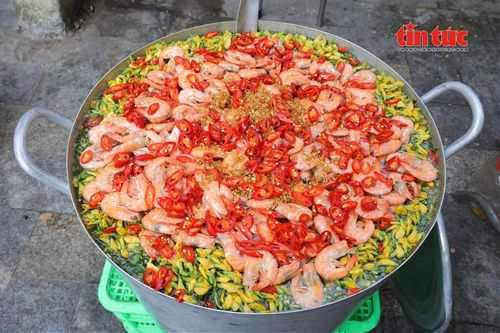 Nồi canh chua bông điên điển đầy ắp tôm, điểm thêm màu đỏ của ớt không cay, khiến món ăn thêm phần bắt mắt.