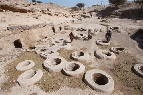 Người dân Iran lấy nước sinh hoạt tại giếng Tala (Giếng Vàng) ở làng Laft trên đảo Qeshm hồi tháng 2/2001. Khu vực này có 366 giếng – tương ứng số ngày trong một năm nhuận, được đào cách đây khoảng 2.000 năm. Ảnh tư liệu: AFP/Al Jazeera
